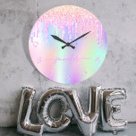 Holografisch unicorn glitter drip regenboogmonogra grote klok<br><div class="desc">Een trendy holografische achtergrond met eenhoorn- en regenboogpastelkleuren in roze, paars, roos goud, muntgroen. Ontkleurd met faux glitter-druppels in roos goud, roze en paars. Pas een naam aan en voeg deze toe, geschreven met een modern handgeschreven stijlscript met letters en een wasbeurt. Paarse gekleurde letters. Om de spoelbeurten te houden...</div>