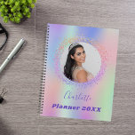 Holografische roze paarse foto afspraken planner<br><div class="desc">Een trendy holografische gekleurde achtergrond met eenhoorn- en regenboogpastelkleuren in roze,  paarse,  mintgroen. Personaliseer en voeg een foto,  naam en jaar toe. Paarse letters.</div>