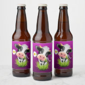Holstein cow in grass over purple bier etiket (Flessen)