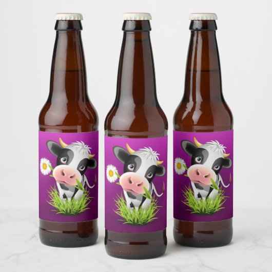 Holstein cow in grass over purple bier etiket (Flessen)