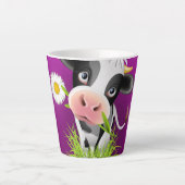 Holstein cow in grass over purple latte mok (Voorkant)