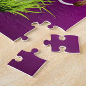 Holstein cow in grass over purple legpuzzel (Zijkant)