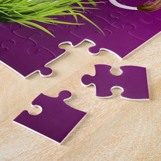 Holstein cow in grass over purple legpuzzel (Zijkant)