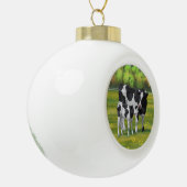 Holstein Koe & Cute Calf in zomerperiode Keramische Bal Ornament (Links)