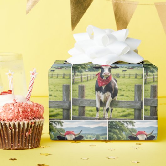 Holstein op een boerderijhek cadeaupapier (Verjaardagsfeest)
