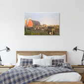 Holstein zuivelkoeien buiten een schuur bij zonsop canvas afdruk (Insitu (Slaapkamer))