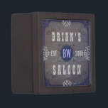 Home Bar Biersalon Tiny Premium Bewaar Doosje<br><div class="desc">Creëer uw eigen, land-westerne stijl (rustiek Amerikaans wild west) home bar kleine trinket doos met behulp van deze gemakkelijke, DIY sjabloon. Gemaakt om eruit te zien als oud hout met veel bloei in tinten wit, grijs en blauw, deze kleine dozen kunnen worden gepersonaliseerd met uw eigen naam, initialen / monogram...</div>