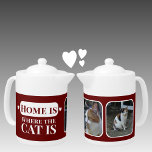 Home is waar de kat is 2 foto bordeaux wit theepot<br><div class="desc">Perfect voor elke kat- of hondencafékenner of snorkelende wonderbaarlijke knopje, deze magische theepot schreeuwt "Thuis is waar de kat is!" Met twee foto's is het het ultieme gepersonaliseerde geschenk voor gekke kattendames (en heren!) of iedereen die pures therapeutischer vindt dan therapie. Gemaakt in strak bordeaux en wit, het is een...</div>