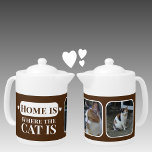 Home is waar de kat is 2 foto bruin wit theepot<br><div class="desc">Perfect voor elke kat- of hondencafékenner of snorkelende wonderbaarlijke knopje, deze magische theepot schreeuwt "Thuis is waar de kat is!" Met twee foto's is het het ultieme gepersonaliseerde geschenk voor gekke kattendames (en heren!) of iedereen die pures therapeutischer vindt dan therapie. Gemaakt in strak bruin en wit, het is een...</div>