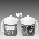 Home is waar de kat is 2 foto grijs wit theepot<br><div class="desc">Perfect voor elke kat- of hondencafékenner of snorkelende wonderbaarlijke knopje, deze magische theepot schreeuwt "Thuis is waar de kat is!" Met twee foto's is het het ultieme gepersonaliseerde geschenk voor gekke kattendames (en heren!) of iedereen die pures therapeutischer vindt dan therapie. Gemaakt in strak grijs en wit, het is een...</div>