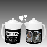 Home is waar de kat is 2 foto zwart wit theepot<br><div class="desc">Perfect voor elke kat- of hondencafékenner of snorkelende wonderbaarlijke knopje, deze magische theepot schreeuwt "Thuis is waar de kat is!" Met twee foto's is het het ultieme gepersonaliseerde geschenk voor gekke kattendames (en heren!) of iedereen die pures therapeutischer vindt dan therapie. Gemaakt in strak zwart en wit, het is een...</div>