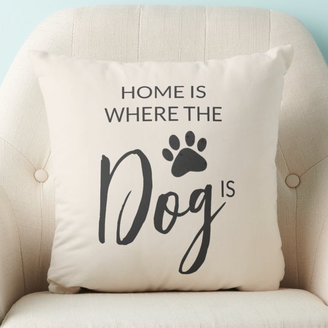Home Is Where The Dog Is Beige Throw Pillow Kussen (Creator heeft geüpload)