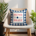 Home of the Brave Blue Patriotic America Buitenkussen<br><div class="desc">Vierkante patriottische kussens voorzien van "Home of the Brave"-typografie met steraccent en blauw blauw gingham-vlakpatroon. Rode,  witte en marinesblauwe kleuren.</div>