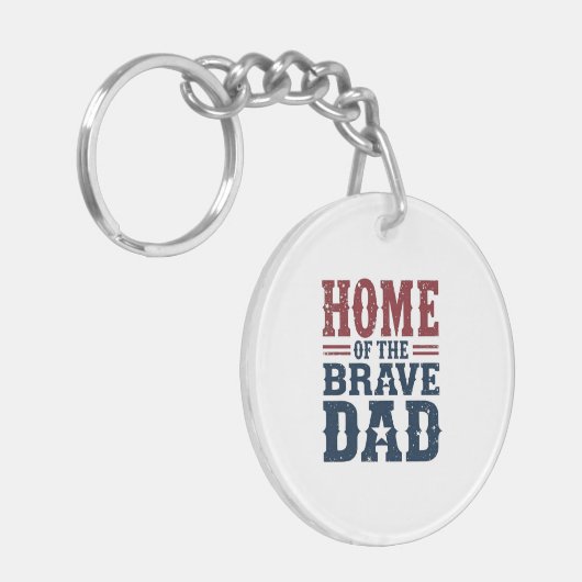 Home of the Brave Dad Keychain – Funny Pocket Gift (Voorkant Links)