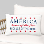 Home of the Free Omdat of the Brave America Buitenkussen<br><div class="desc">Het patriottische typografische proefontwerp kenmerkt het citaat "Amerika: Huis van de Vrije,  Wegens de Rijk" met steraccenten en horizontaal strempatroon aan de achterkant. Rode,  witte en jaloze blauwe kleuren.</div>