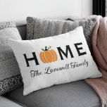Home Oranje Pumpkin Persoonlijke Achternaam Herfst Kussen<br><div class="desc">De welkome gasten aan uw huis deze herfst met een uitnodigende gepersonaliseerde lumbale rechthoek werpen kussen. Het eenvoudige en stijlvolle typografische ontwerp kenmerkt "Huis"formulering met elegante tekst van het douanemanuscript voor uw familienaam en een oranje oogstpompaccent. Omvat een zwart,  wit,  oranje,  en groen kleurenschema.</div>