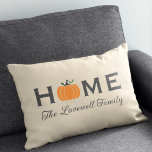 Home Oranje Pumpkin Persoonlijke Achternaam Herfst Kussen<br><div class="desc">De welkome gasten aan uw huis deze herfst met een uitnodigende gepersonaliseerde lumbale rechthoek werpen kussen. Het eenvoudige en stijlvolle typografische ontwerp kenmerkt "Huis"formulering met elegante tekst van het douanemanuscript voor uw familienaam en een oranje oogstpompaccent. Omvat een neutraal beige,  groenkoolgrijze,  witte,  en groene kleurenregeling.</div>