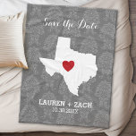 Home State Wedding Save the Date Texas Fleece Deken<br><div class="desc">Thuis is waar het hart is! U kunt de bruid- en groomnamen of achternaam of zelfs uw stad toevoegen aan dit grillige ontwerp. Om het hart te bewegen,  moet u het ontwerphulpmiddel openen om het rond te bewegen.</div>