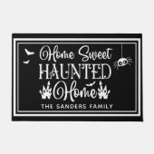 Home Sweet Haunted Home - Halloween Deurmat (Voorkant)
