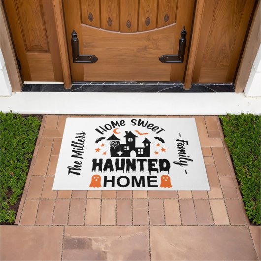 Home Sweet HAUNTED Home Halloween gepersonaliseerd Deurmat (Buiten)