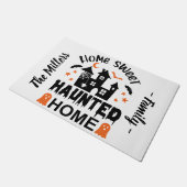 Home Sweet HAUNTED Home Halloween gepersonaliseerd Deurmat (Schuin)