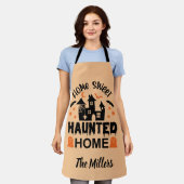Home Sweet HAUNTED Home Halloween sinaasappel op m Schort (Gedragen)