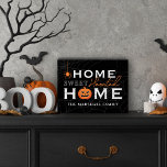 Home Sweet Haunted Home Persoonlijke gepersonalise Houten Kist Print<br><div class="desc">Welkom uw gasten met dit spookachtige leuke gepersonaliseerde Halloween-tafelblad-decor. Het stijlvolle typografische ontwerp is voorzien van de tekst "Home Sweet Haunted Home" met aangepaste tekst voor uw familienaam en accenten van een enge boer-o-lantern pompoen,  een griezelige spin en spinwebachtergrond. Omvat een zwart,  grijs,  wit,  en oranje kleurenschema.</div>