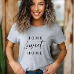 Home Sweet Home T-shirt<br><div class="desc">Stijlvolle eenvoudige typografie "Home Sweet Home" t-shirt voor baby's,  kinderen en volwassenen. Klik op de knop Aanpassen om je eigen tekst toe te voegen en selecteer uit al onze kledingstijlen om je eigen unieke ontwerp te creëer!</div>