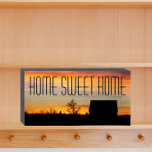 Home Sweet Home Zonsondergang Silhouet Houten Kist Print<br><div class="desc">Zwart geschilderd,  houten kistteken ontworpen voor ophangen of staan met het foto-afbeelding van een kleurrijke zonnehemel en zwart silhouet van een huis samen met de woorden,  "HOME SWEET HOME" gedrukt in grote,  zwarte letters. Een zoete aanvulling op elk huis!</div>