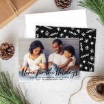 Home voor de Feestdagen Black Modern Script Photo Feestdagenkaart<br><div class="desc">Het ontwerp van de kerstfotokaart "Home voor de Feestdagen" is voorzien van een modern, zwart geborsteld script dat samen met de aangepaste tekst op maat kan worden gemaakt en dat thuis kan worden gepersonaliseerd als een bedekking met een favoriete horizontale familiefoto. Een modern winterpatroon raakt de achterkant van de kaart....</div>