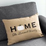 Home White Pumpkin Persoonlijke Herfst voor achter Kussen<br><div class="desc">De welkome gasten aan uw huis deze herfst met een uitnodigende gepersonaliseerde lumbale rechthoek werpen kussen. Het eenvoudige en stijlvolle typografische ontwerp kenmerkt "Huis"formulering met elegante tekst van het douanemanuscript voor uw familienaam en een wit oogstpompaccent. Omvat een neutraal bruine,  zwarte,  witte,  en groene kleurenschema.</div>