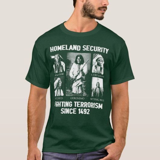 Homeland Security Fightingerrorism Since 1492 fami T-shirt (Voorkant)