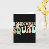 Homeowner Squad - New House Family Matching Groovy Kaart (Gele Bloem)