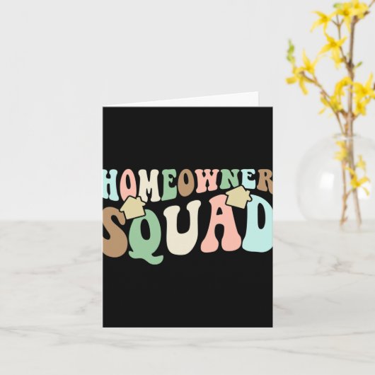 Homeowner Squad - New House Family Matching Groovy Kaart (Gele Bloem)