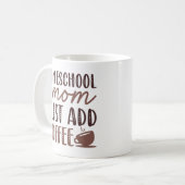 Homeschool mama voegt koffie toe koffiemok (Voorkant links)