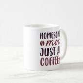 Homeschool mama voegt koffie toe koffiemok (Voorkant rechts)