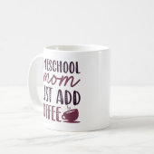 Homeschool mama voegt koffie toe koffiemok (Voorkant links)