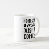 Homeschool mama voegt koffie toe koffiemok (Voorkant rechts)