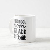 Homeschool mama voegt koffie toe koffiemok (Voorkant links)