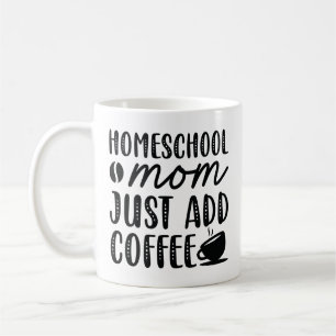 Homeschool mama voegt koffie toe koffiemok