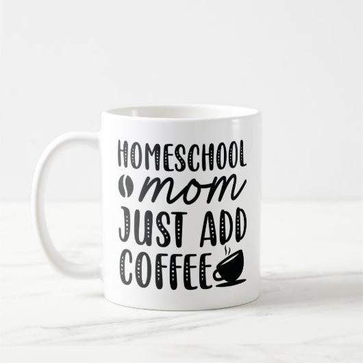 Homeschool mama voegt koffie toe koffiemok (Links)