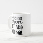 Homeschool mama voegt koffie toe koffiemok (Voorkant links)