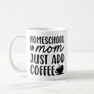 Homeschool mama voegt koffie toe koffiemok