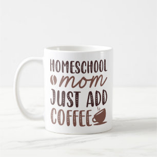 Homeschool mama voegt koffie toe koffiemok