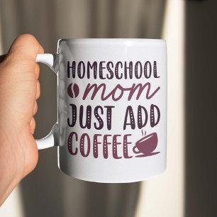 Homeschool mama voegt koffie toe koffiemok