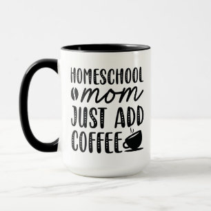 Homeschool mama voegt koffie toe mok
