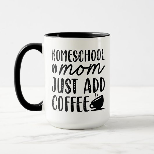 Homeschool mama voegt koffie toe mok (Links)