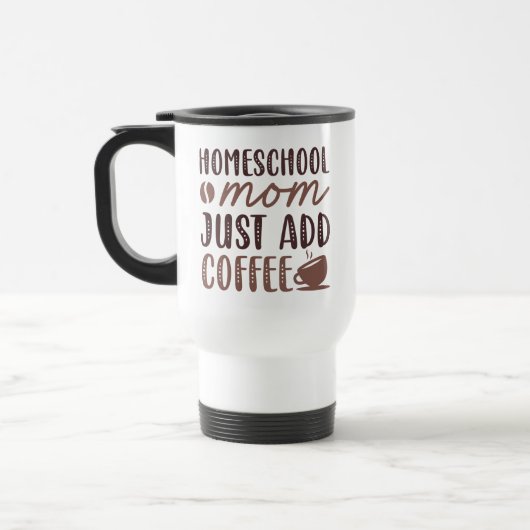 Homeschool mama voegt koffie toe reisbeker (Links)