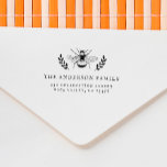 hommel familienaam & retouradres  zelfinktende stempel<br><div class="desc">Creëer uw eigen klassieke retour adres stempel! Dit ontwerp is voorzien van een honingbij omlijst door twee gewaagde botanische bladeren met uw familienaam en retouradres in typografie. Klik op "Deze sjabloon personaliseren" om de formulering te wijzigen. Als u lettertypen, formaten of plaatsing wilt wijzigen, scroll dan naar beneden naar "Klik...</div>