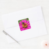 hommel op het werk vierkante sticker (Envelop)